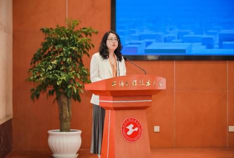 说明:人站在电视前 低可信度描述已自动生成
